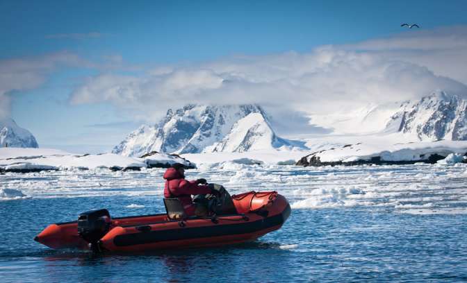 Een rubberboot op het koude water van Antarctica