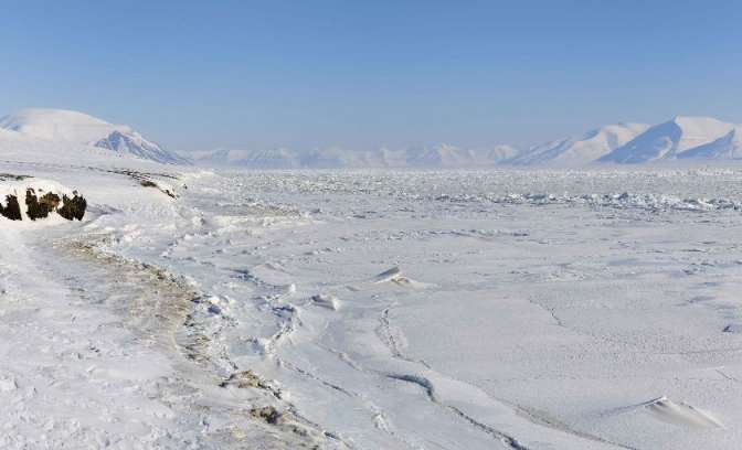 Sneeuw en rotsen Spitsbergen