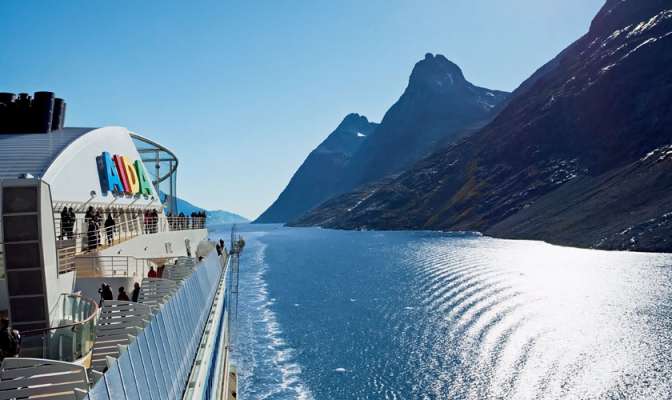 Een cruiseschip van AIDA op zee