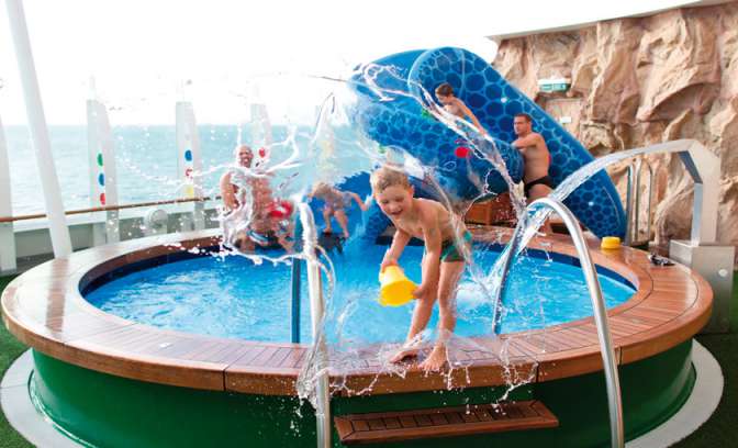Kinderen vermaken zich in een whirpool van AIDA