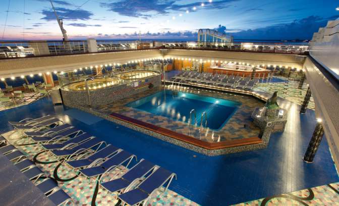 Dek met zwembad aan boord van Carnival Liberty