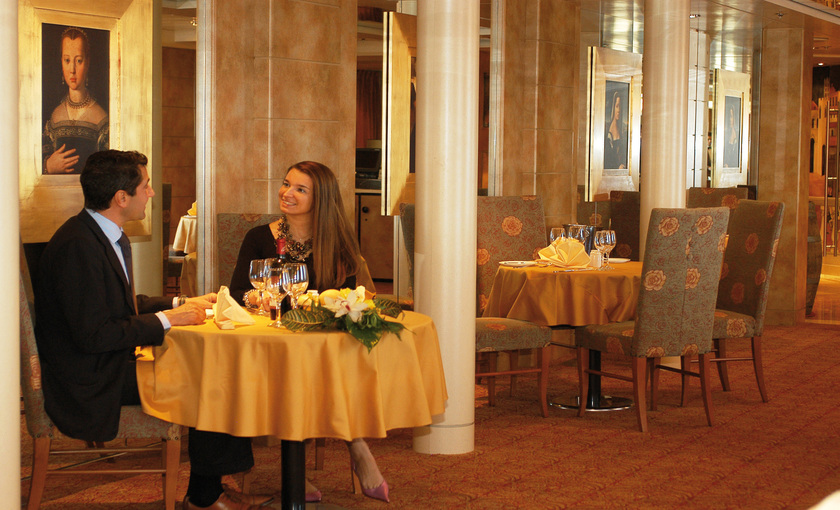 Een dinnerzaal op de MSC Sinfonia