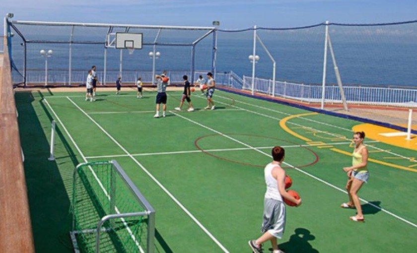 Een sportveld op de Norwegian Jewel van NCL