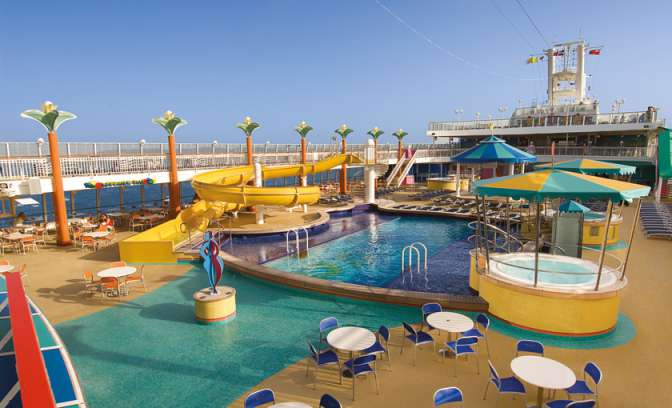Zwembad met een glijbaan op de Norwegian Jewel van NCL