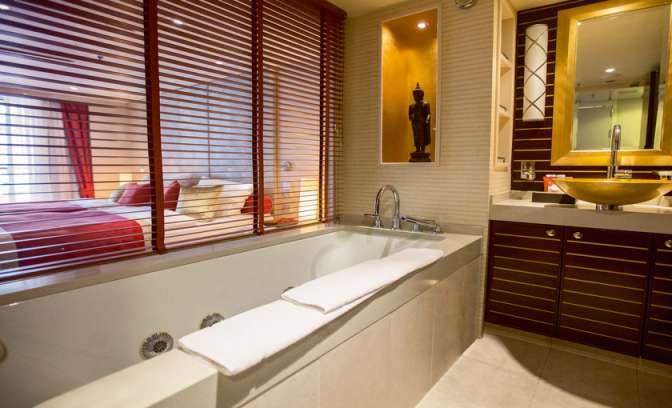 Een suite met ligbad op de Europa van Hapag Lloyd