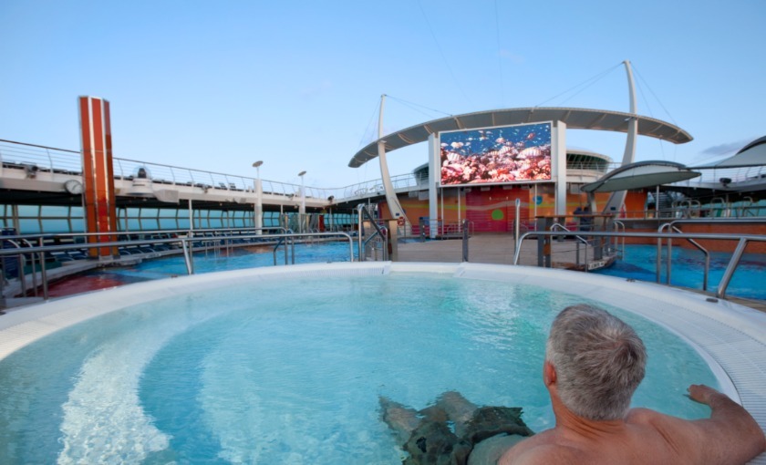 Een man bekijkt een film vanuit een Whirlpool op de Independence of the Seas