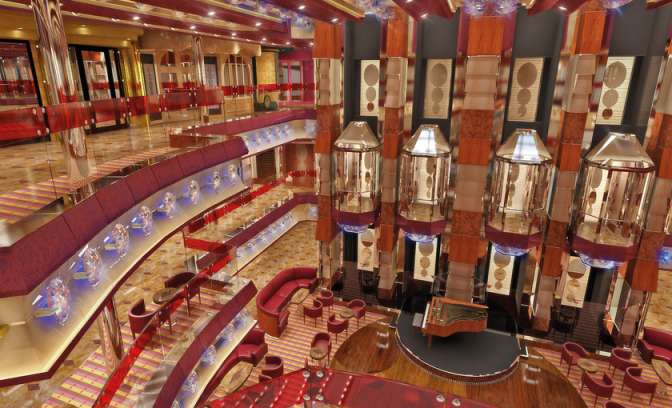 Grote hal met glazen liften op de Costa Fascinosa