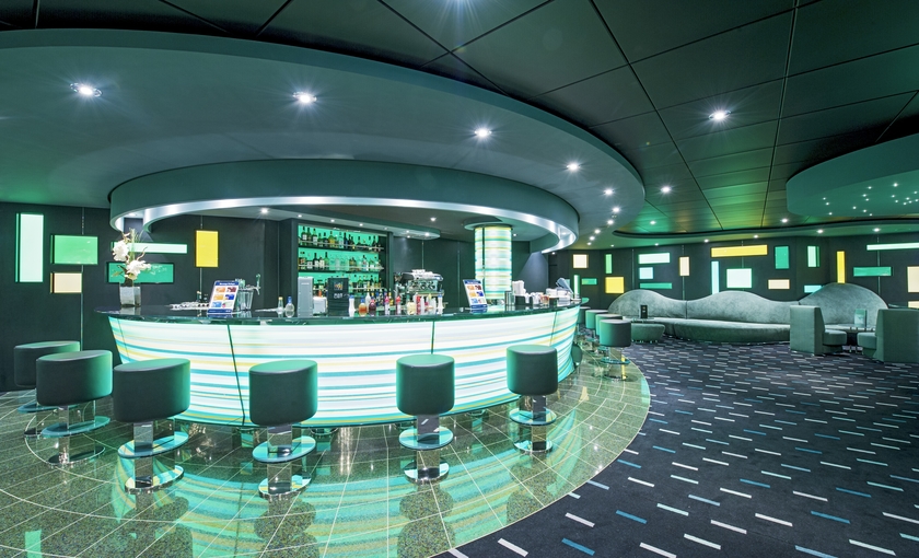 Verlichte bar op de MSC Preziosa