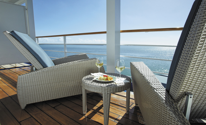 Seven Seas Navigator master suite met diner area