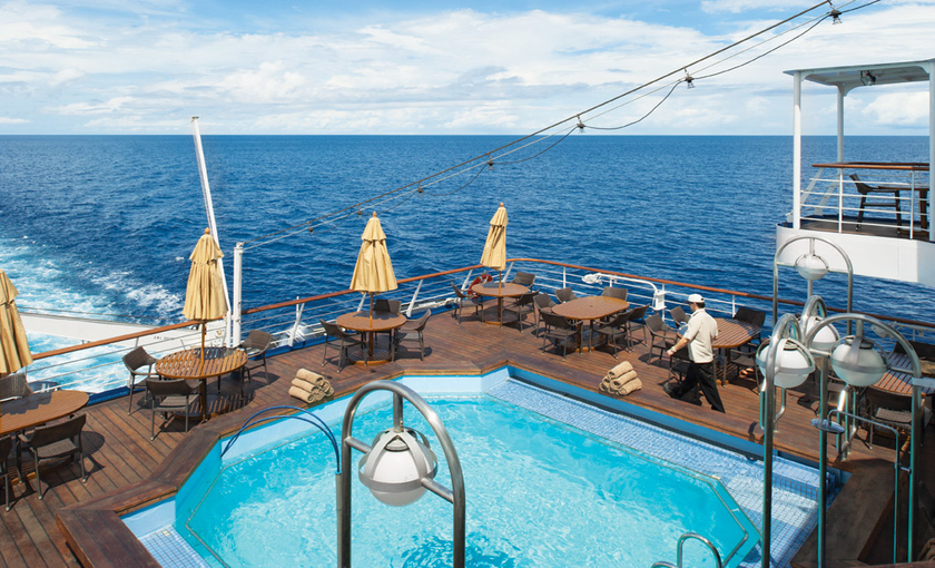 Zwembad op het dek van Silversea Discoverer