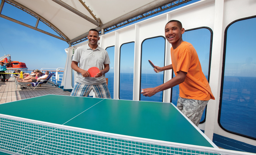 Ping pong op het dek van Carnival Paradise