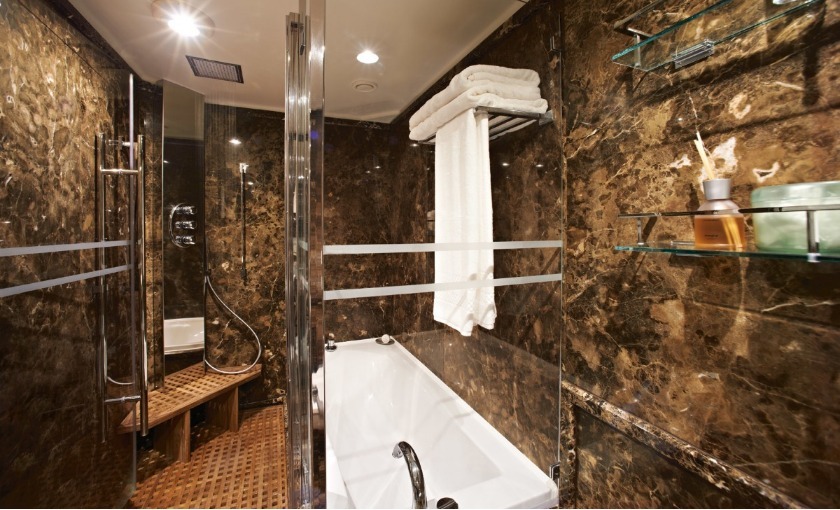 Een badkamer van een suite op de silver Cloud expedition