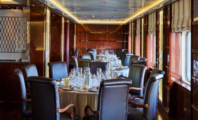 frans restaurant aan boord van de silver cloud expedition