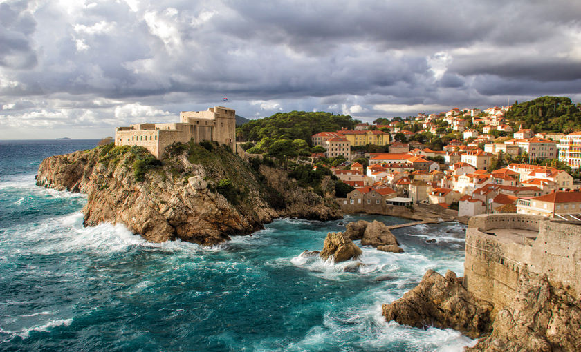 De zee en rotsen bij Dubrovnik